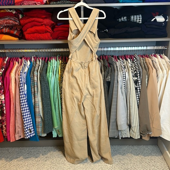 Nasty Gal tan sleeveless back zipper closure cut out belted jumpsuit size 2 - Picture 3 of 3